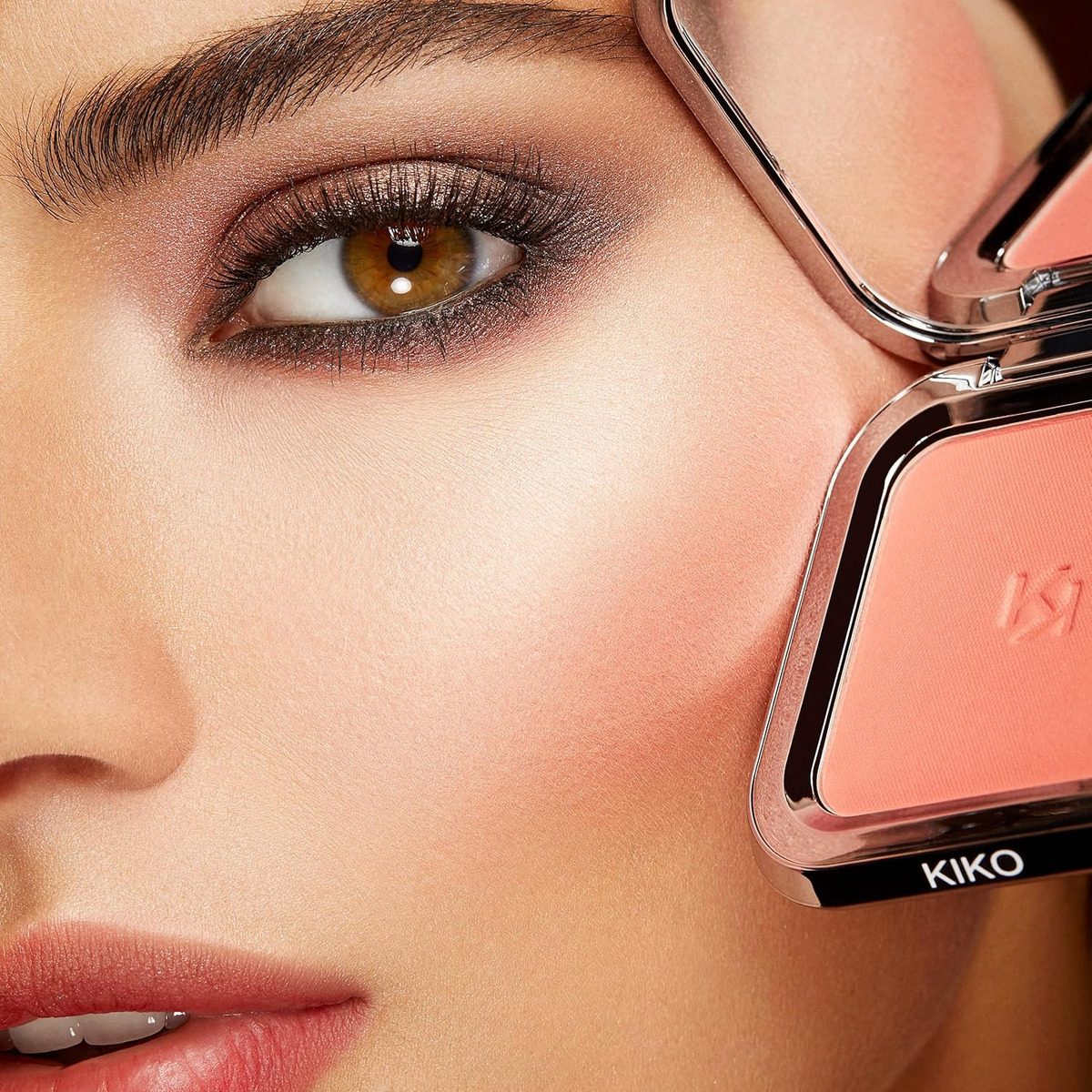 Rubor Kiko Milano En Polvo Compacto Tono Del Maquillaje 08 Universal Peach - Image 4