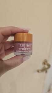 Mascarilla Labial Nocturna Tree Hut Strawberry Para Todo Tipo De Piel photo review